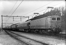 150901 Afbeelding van de electrische locomotief nr. 1107 (serie 1100) van de N.S. met enkele rijtuigen te Maarn, ...